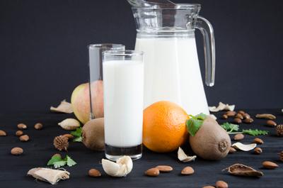 Молоко и фрукты: можно ли смешивать?